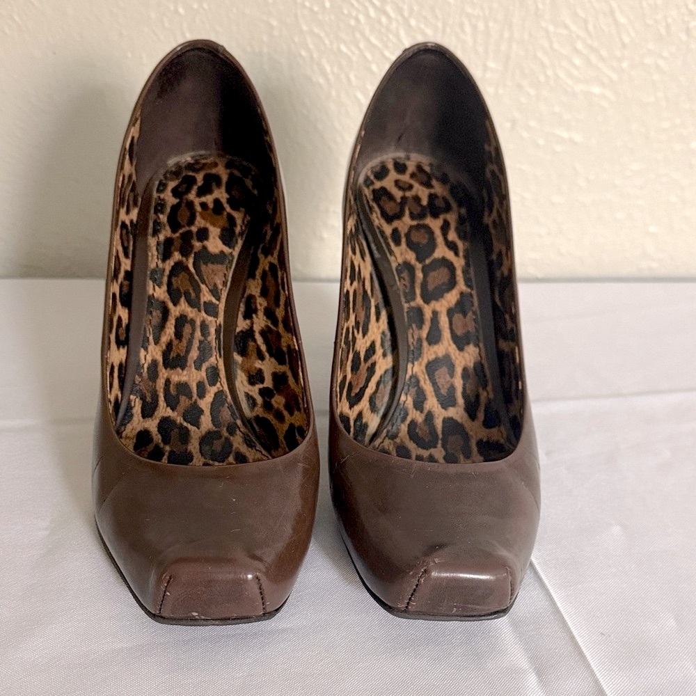 Pre-Owned Giani Bernini Brown Bee-Have Pumps in Nutty Brown